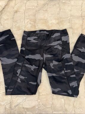 Black & Gray Camo High-Waist Leggings